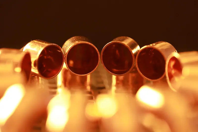 Macro-opname van koperen buiseinden in warm licht